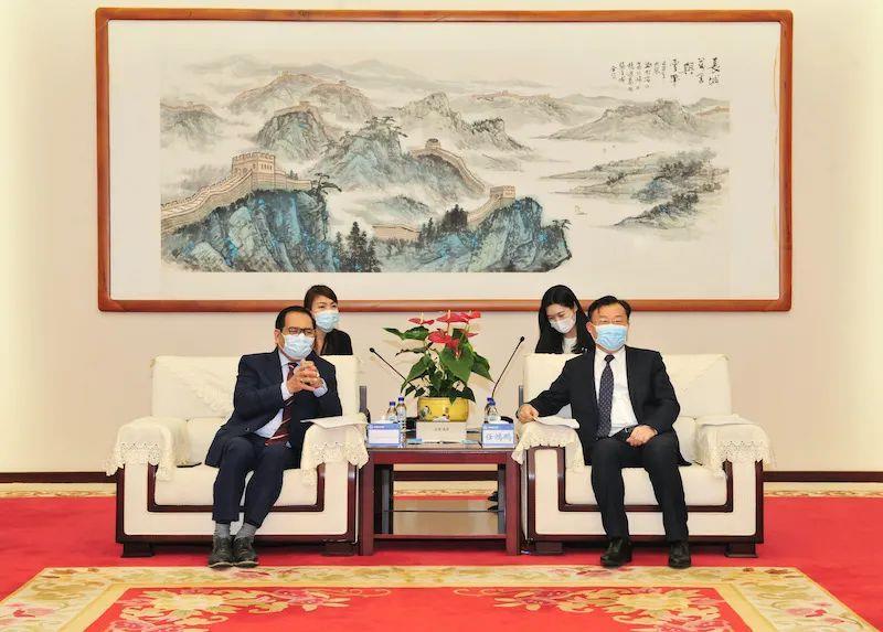 Ren Hongpeng meets with Ambassador Djauhari Oratmangun.